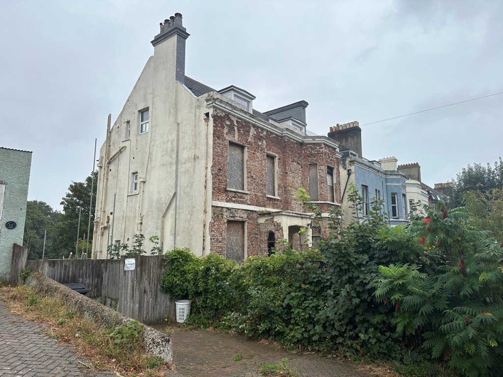 Lot: 144 - DETACHED BUILDING IN NEED OF REPAIR AND REFURBISHMENT WITH APPROVED PLANNING - External of detached property from side